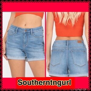 NWT Judy Blue Mid Rise Cuffed Light Washed Non Distressed  Denim Shorts